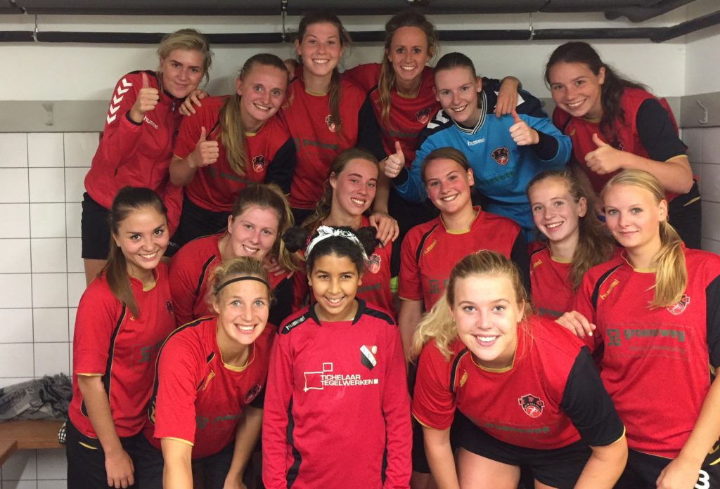 pupil-van-de-week-maisoen-belhabib-temidden-van-de-ifc-vrouwenselectie